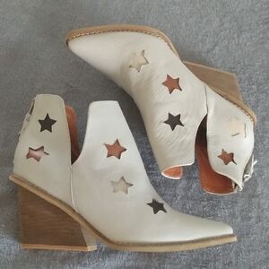 Silvia Cobos shoot for the moon boots